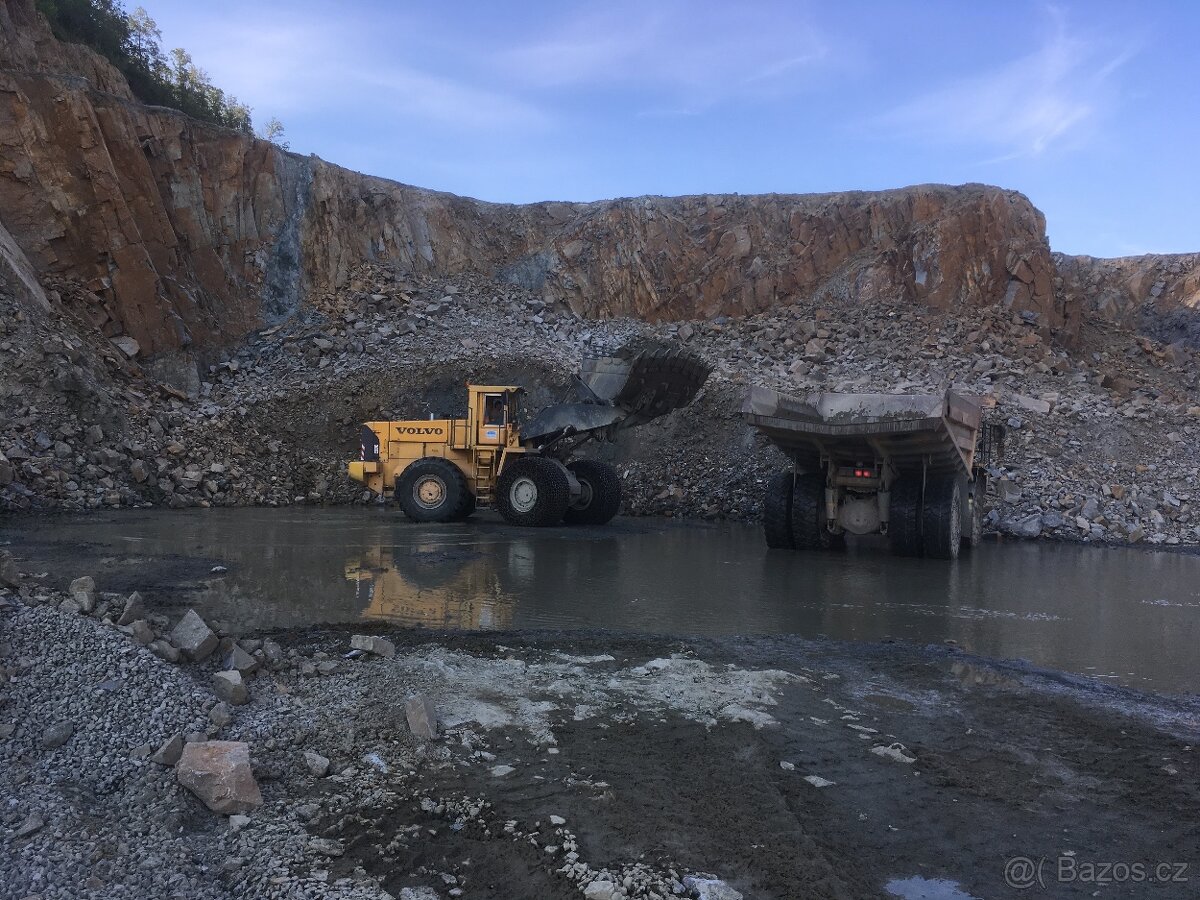 Nakladač VOLVO 330E - 3