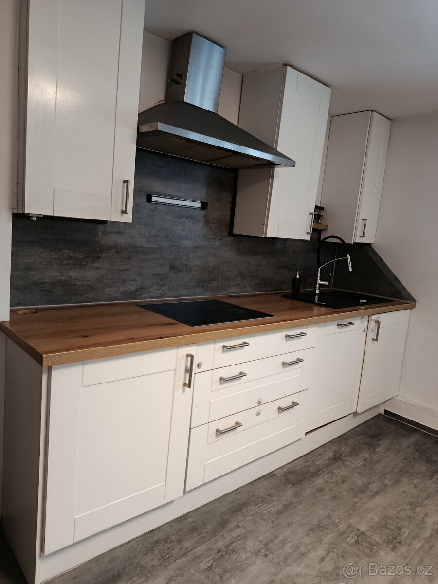 Krásná bílá (téměř plně vybavená) kuchyň - 3