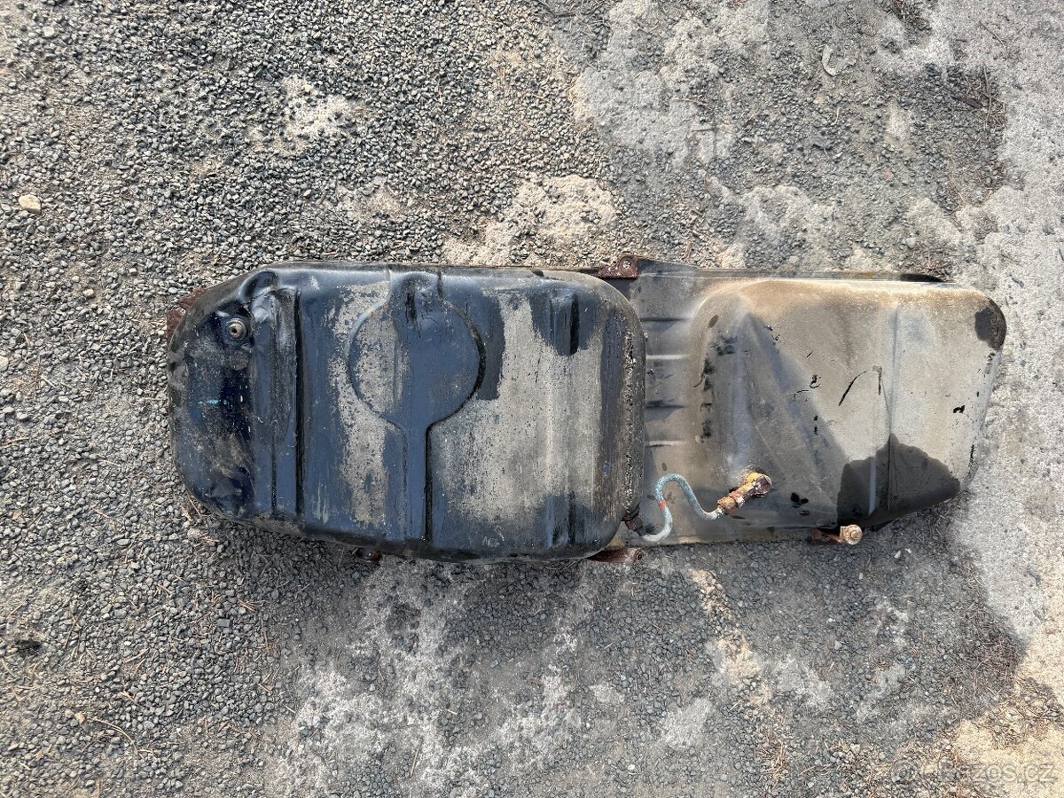 BMW E30 - nadrž 55l - 3