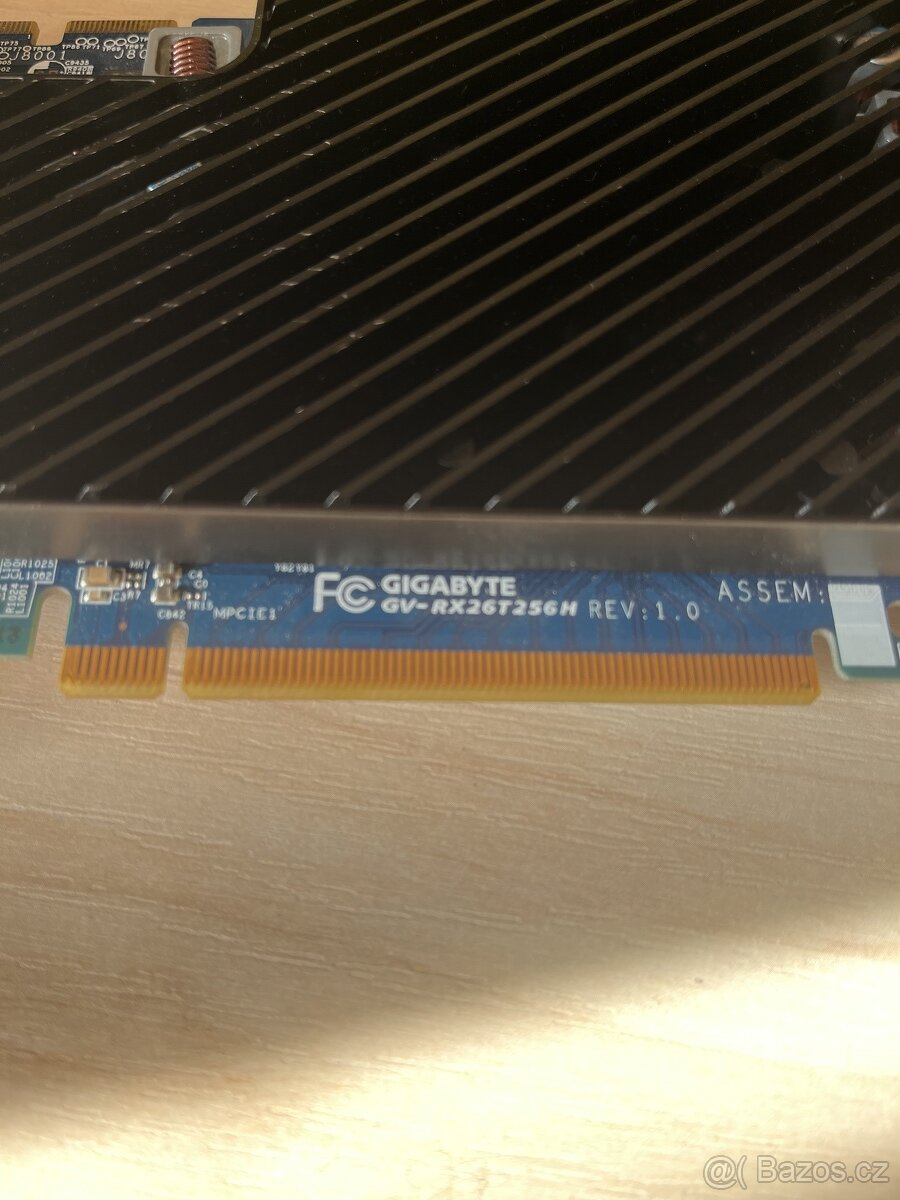 Grafická karta GigaByte GV-RX26T256H - 3