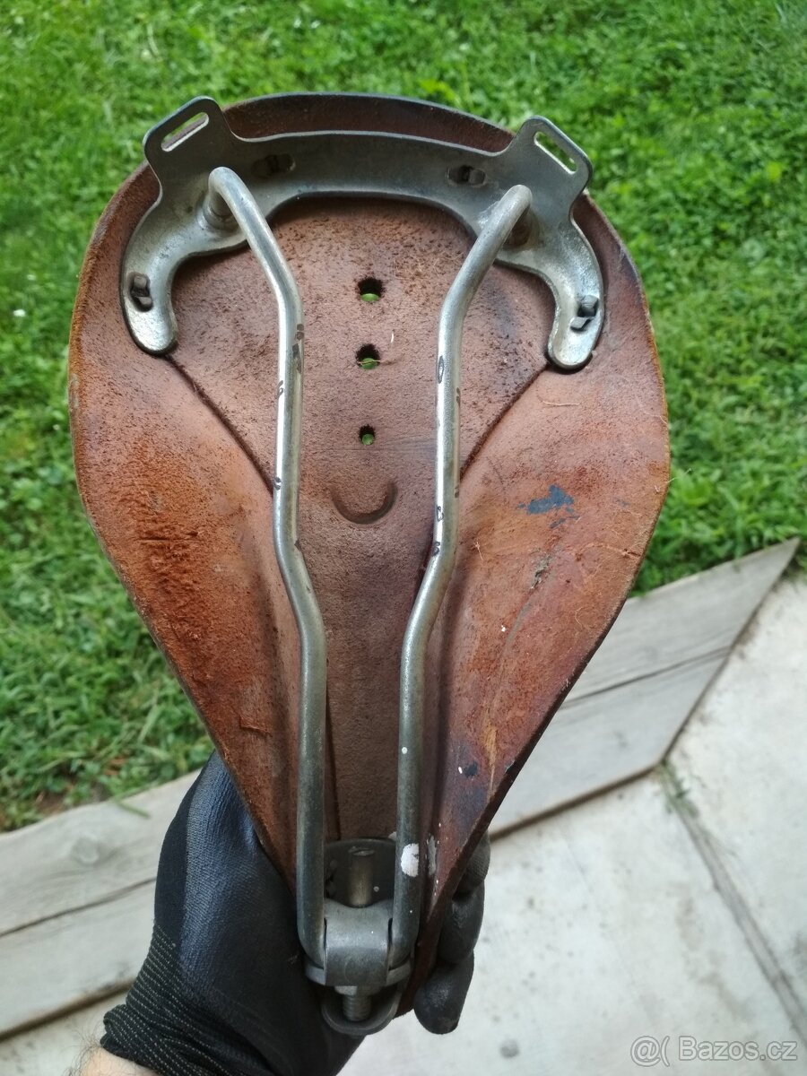 Prodám staré kožené sedlo na kolo - 3