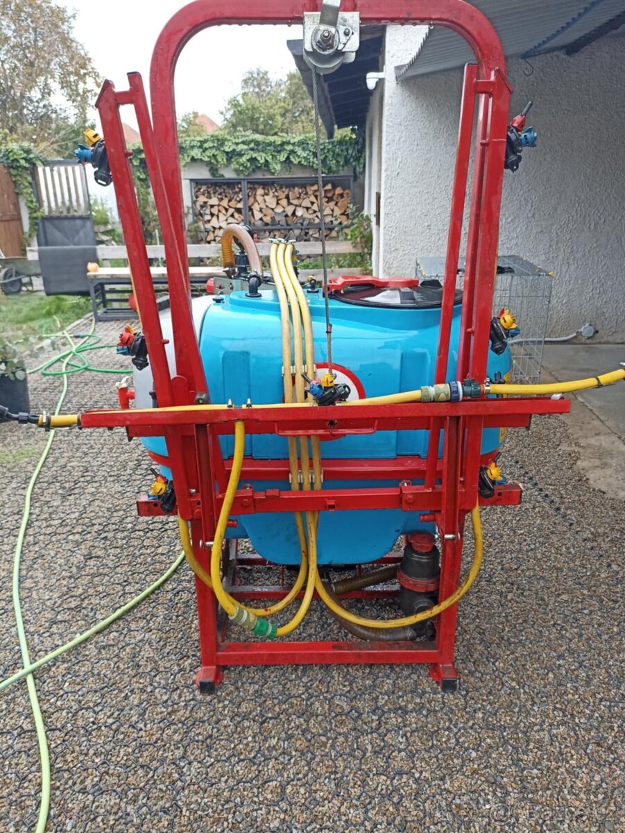 neseny postřikovač P-329/4 - 3