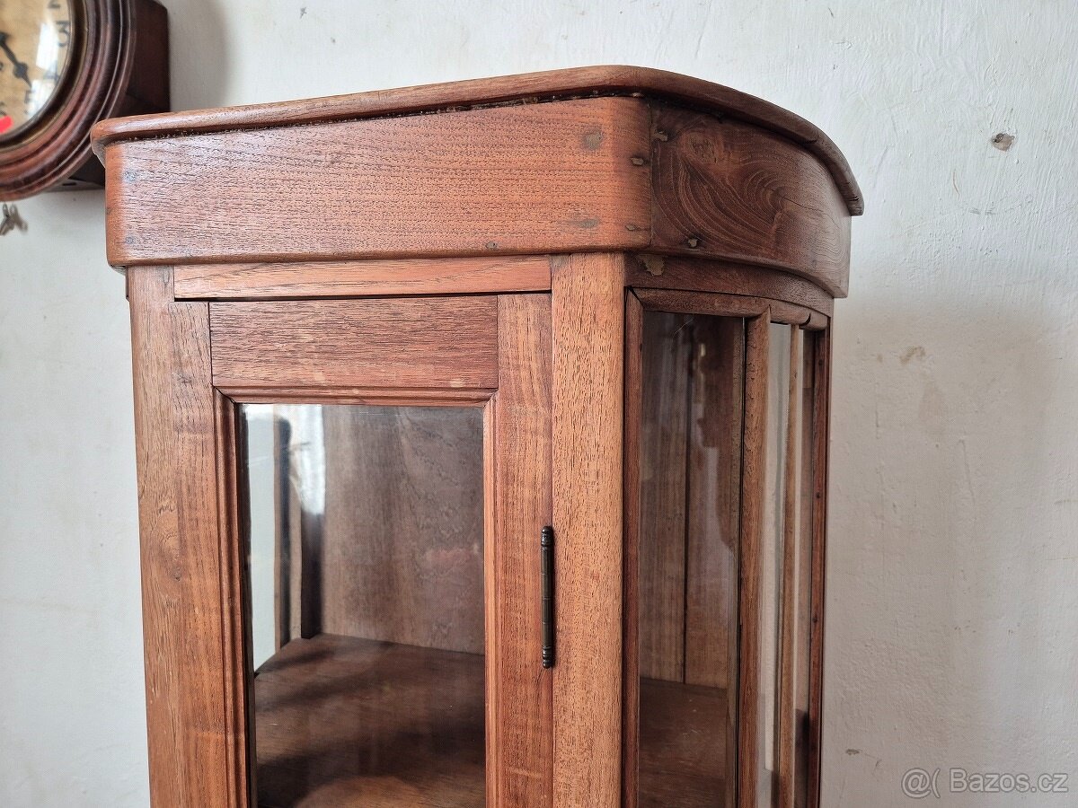 Koloniální starožitná prosklená vitrína z masivního dřeva - 3