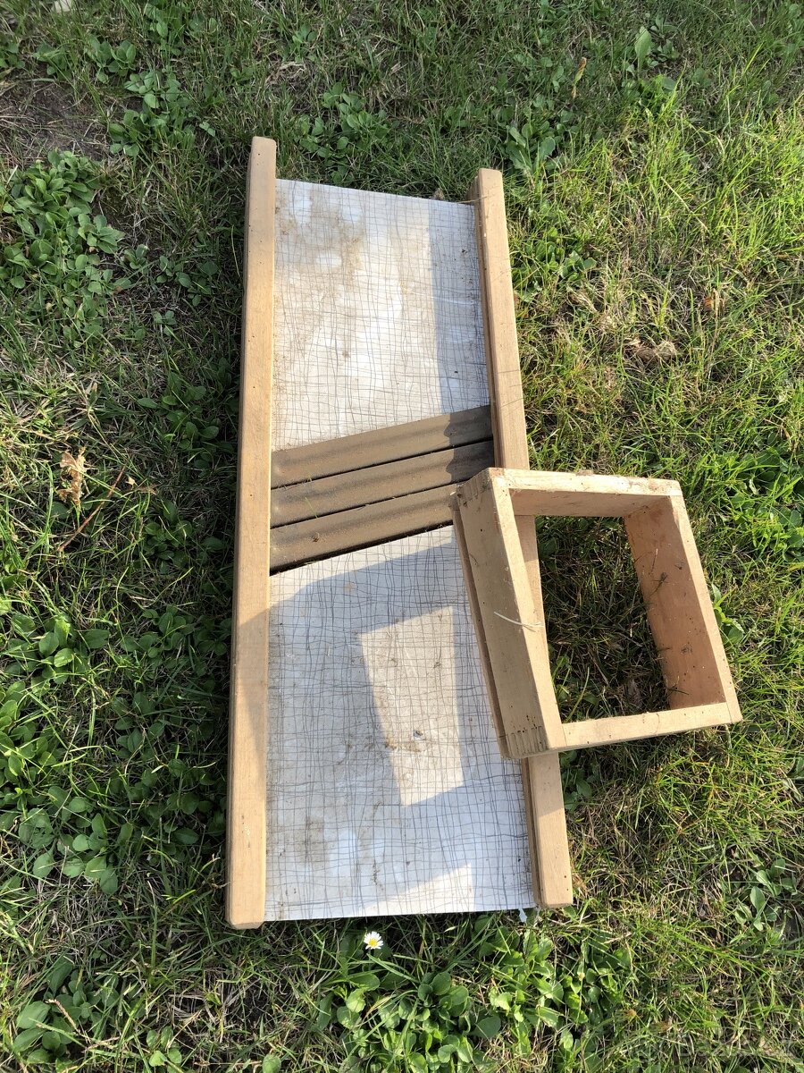 Polička, dřevěný svícen, košíky - 3