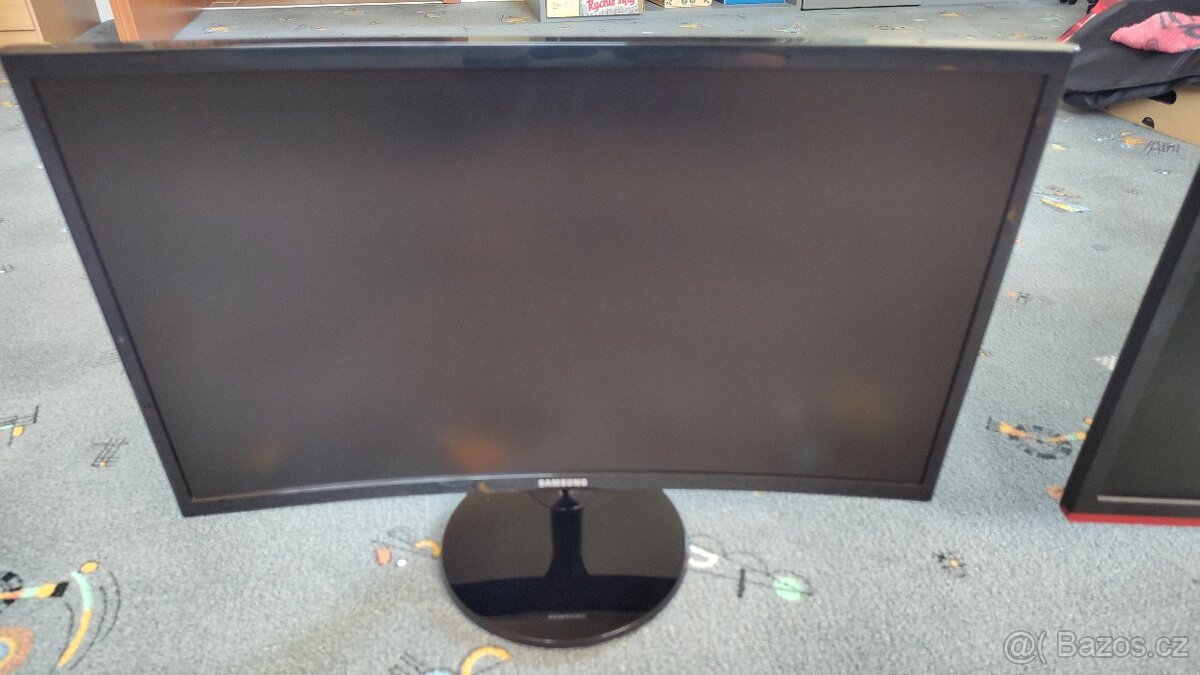 Prodám dva monitory 24" - 3