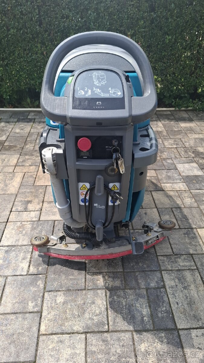 Podlahový mycí stroj TENNANT T300e 600mm - 3