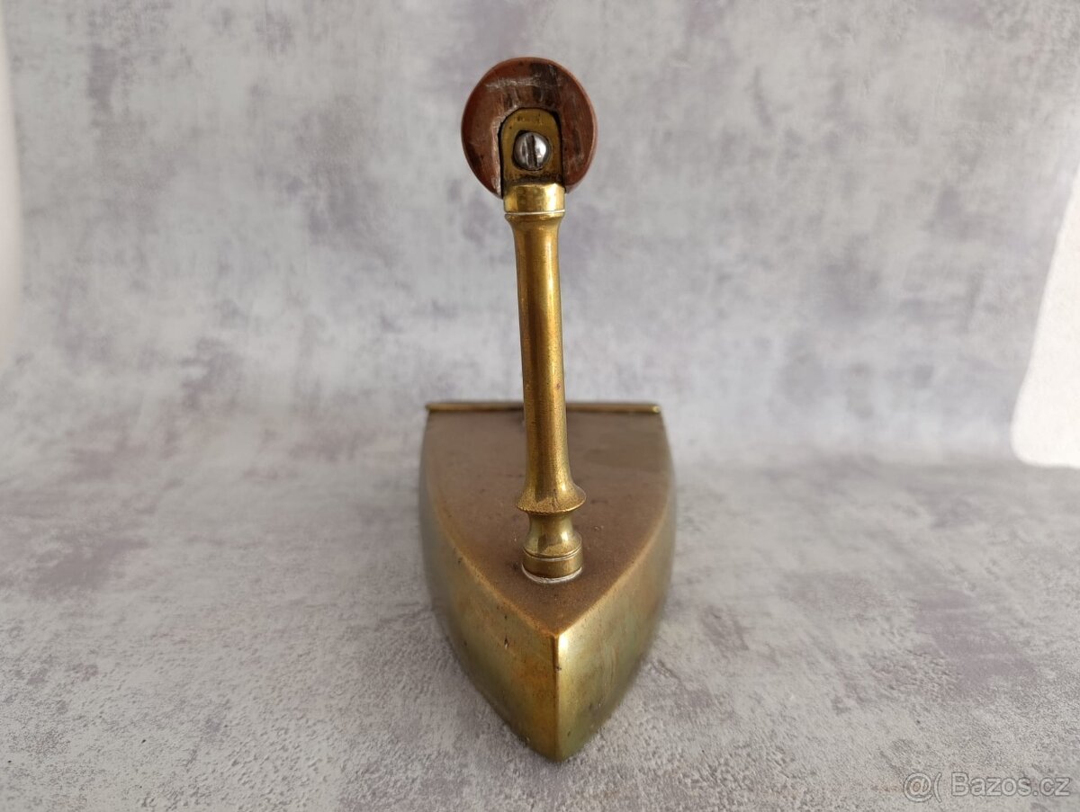 Stará zachovalá mosazna žehlička č.7 (vzadu značeni 7) - 3