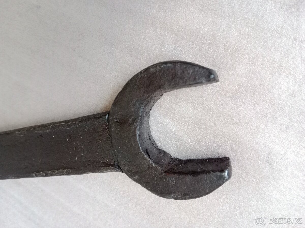 Historické nářadí - klíč k parnímu stroji apod. - 3