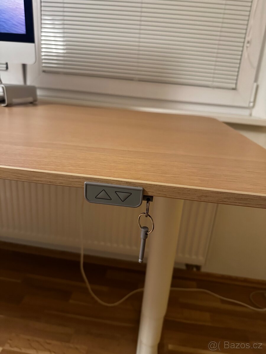 Polohovaci psaci stůl Ikea Bekant - 3