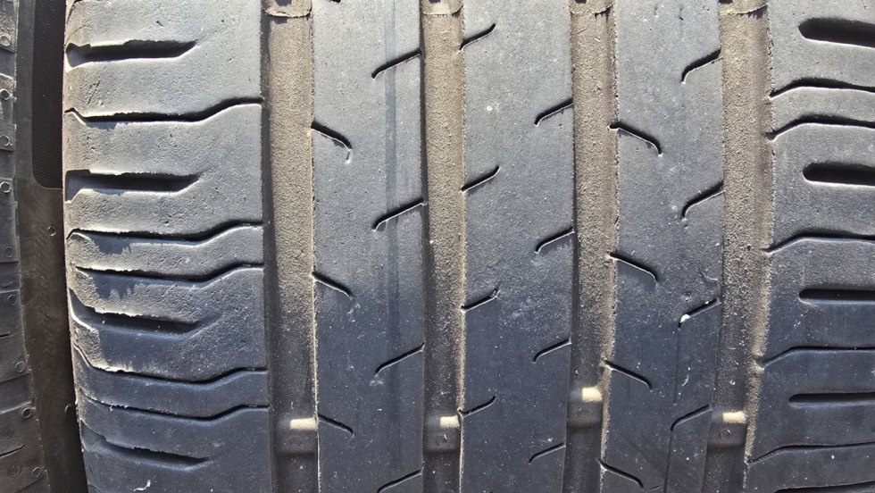 Letní pneu 235/45/18 Continental - 3