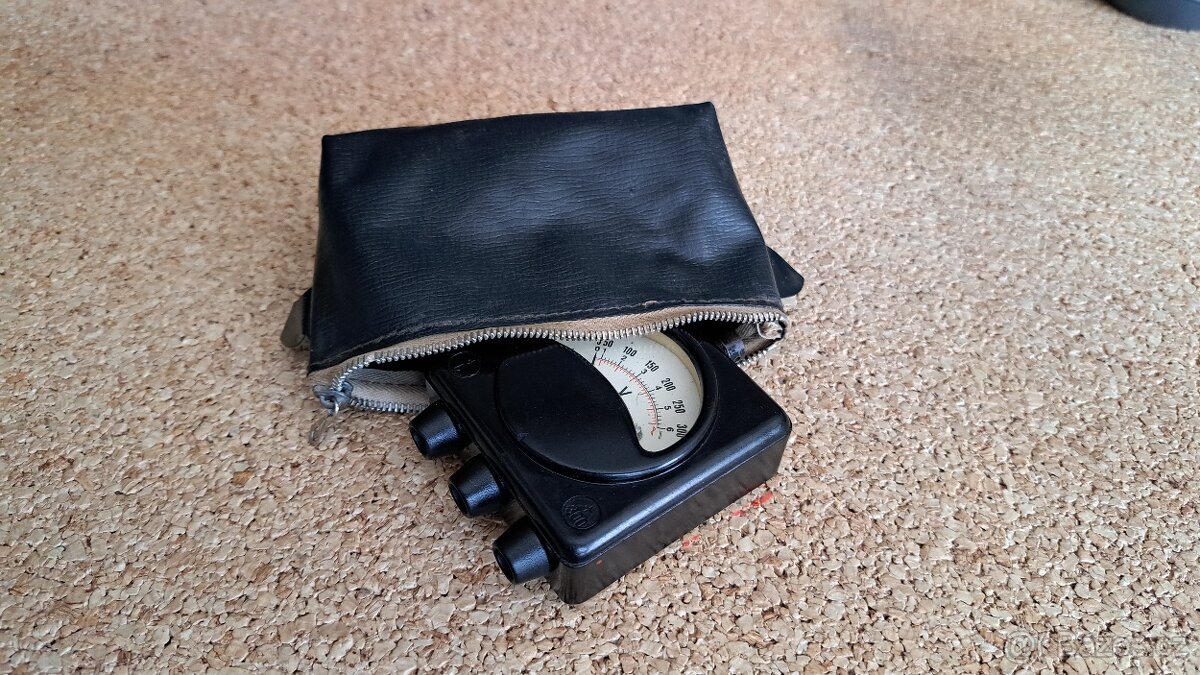 Ruční analogový voltmetr AC/DC 0-6V, 0-300 V - 3