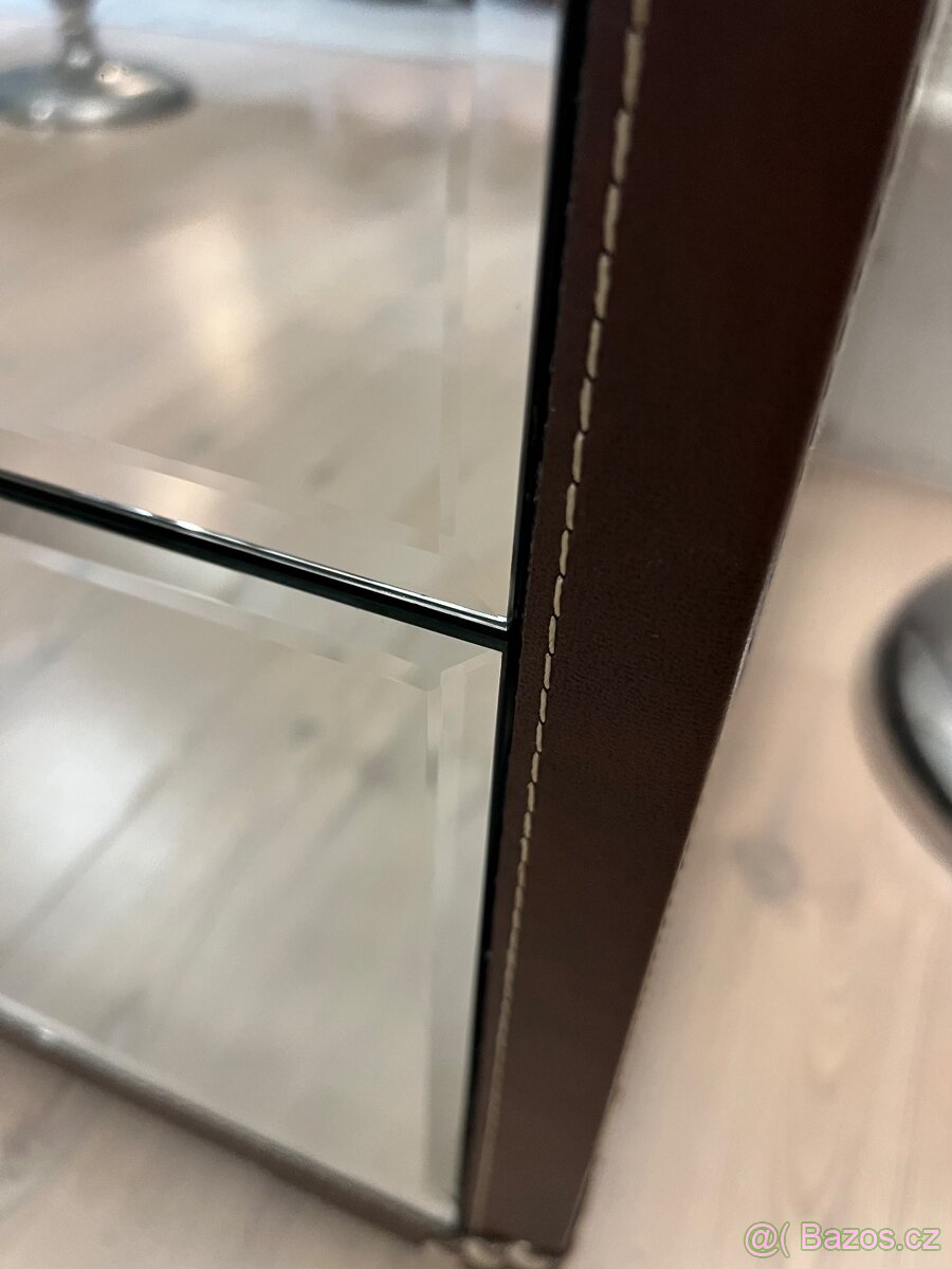 Zrcadlová komoda – 3 zásuvky, kožené detaily, krásný stav - 3