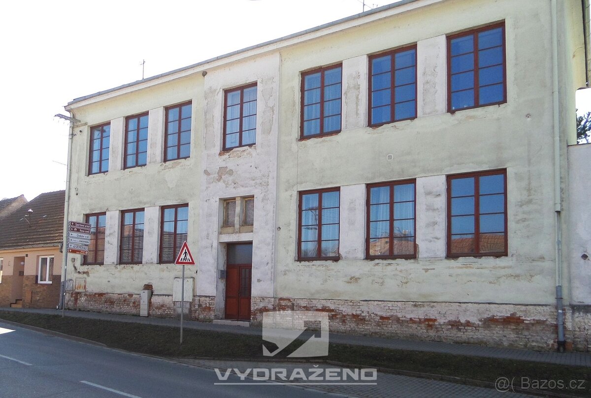 Dvoupodlažní dům (cca 400 m2), pozemky 1.130 m2. Dolní Kouni - 3