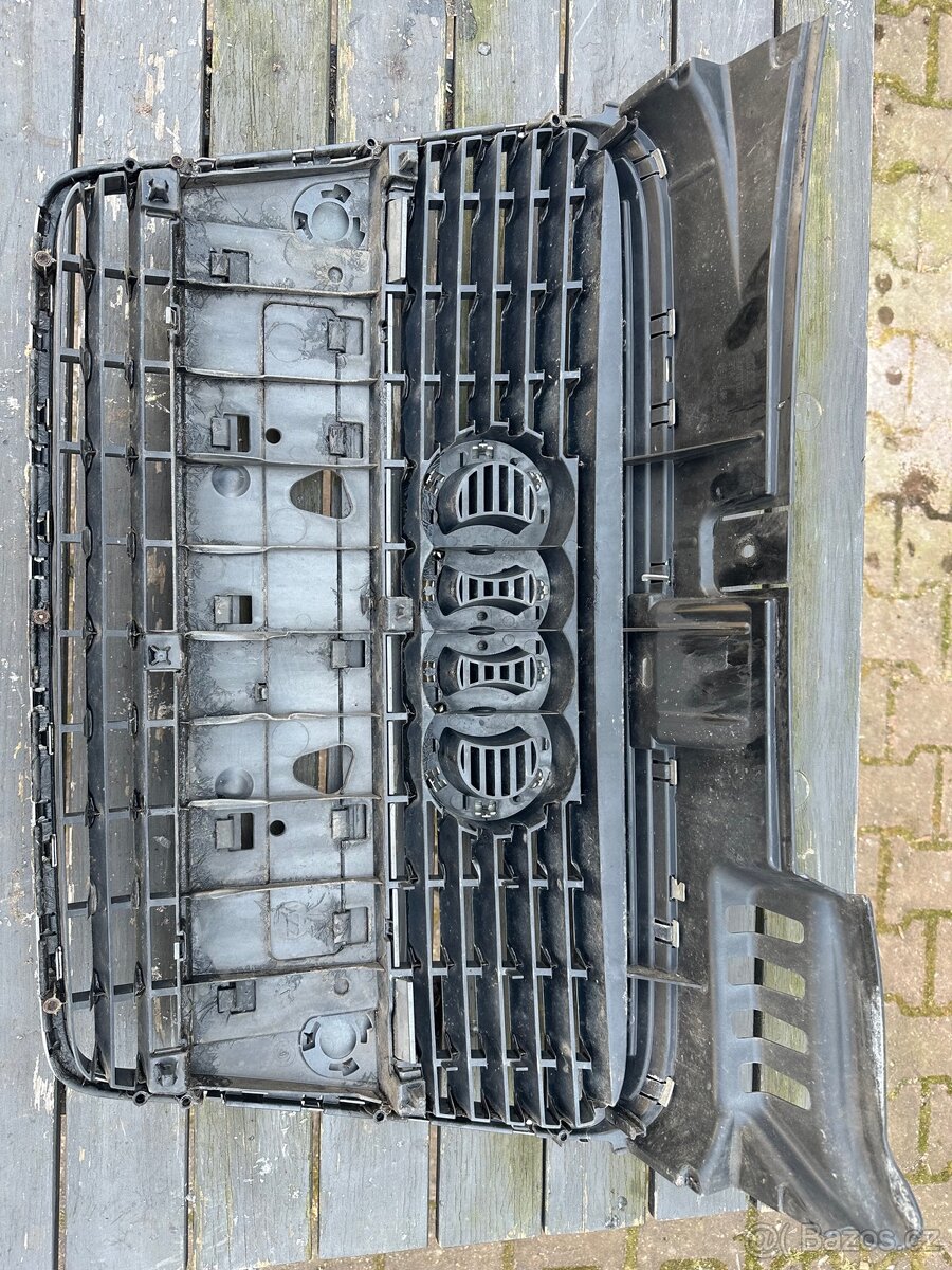 Audi A4 B7 maska - 3