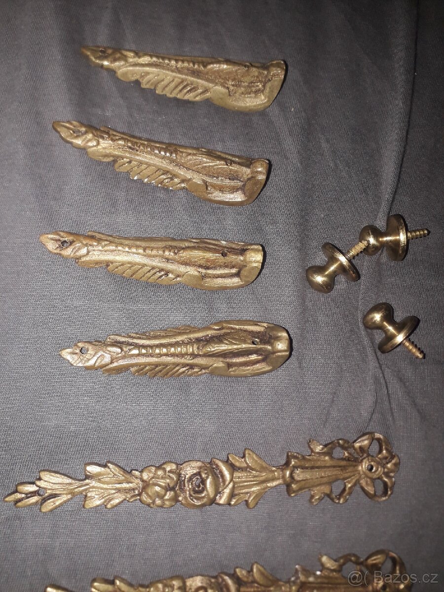 Starožitné lité ozdoby na skříň - 3