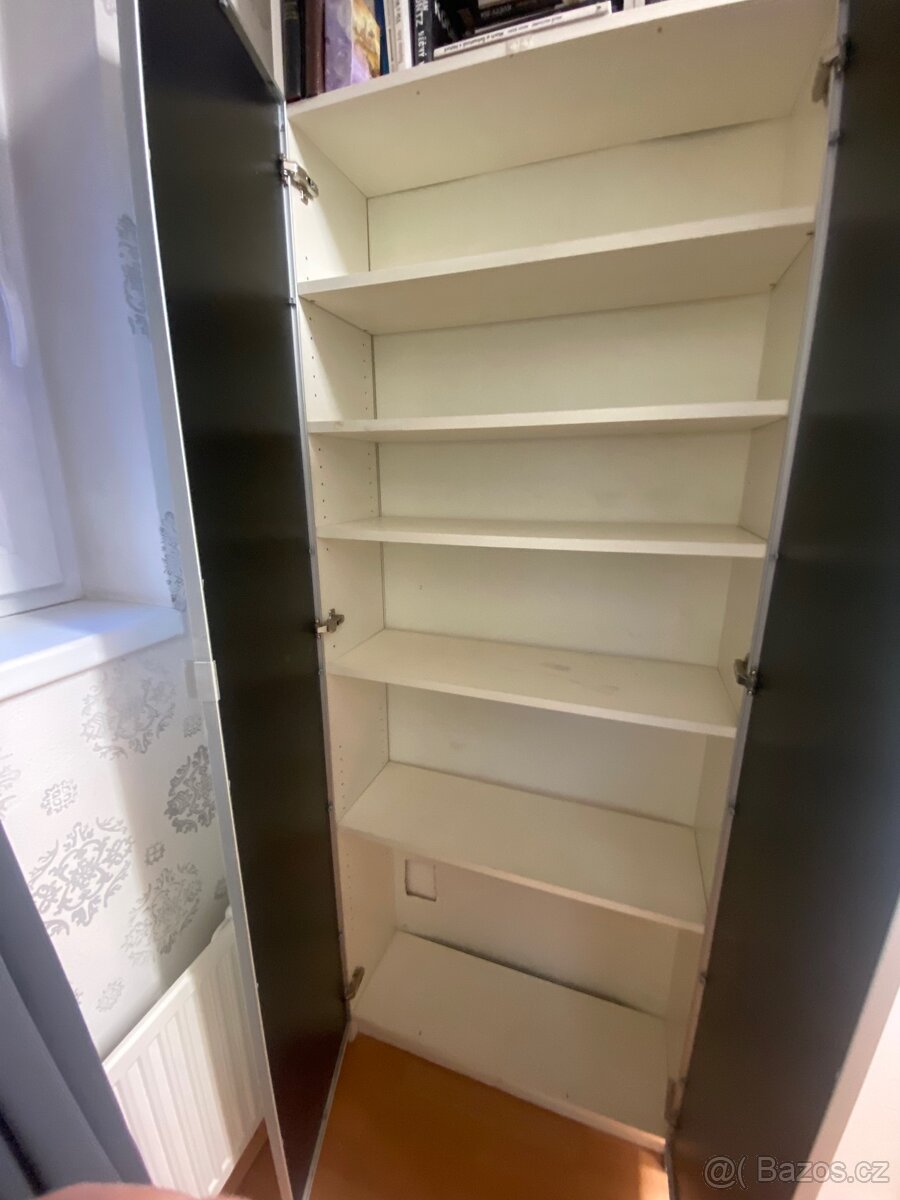 Knihovna s dvířky - 3