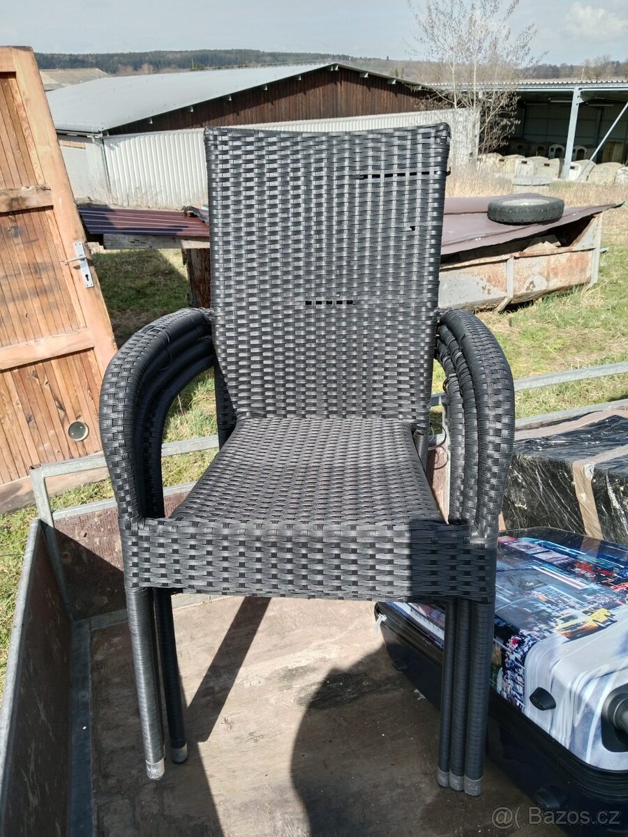 Rozkládací stoly a venkovní židle - 3