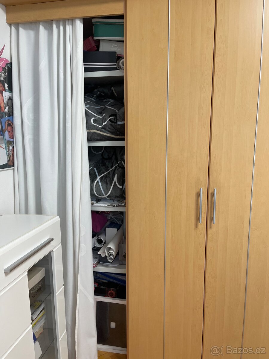 Pěkná-prostorná skřiň šatní - 3