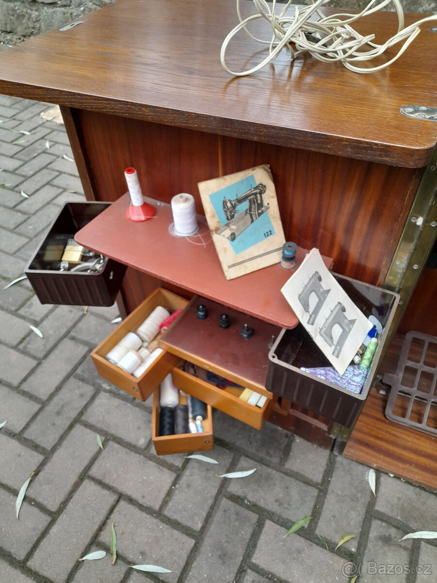 Starý šicí stroj - 3