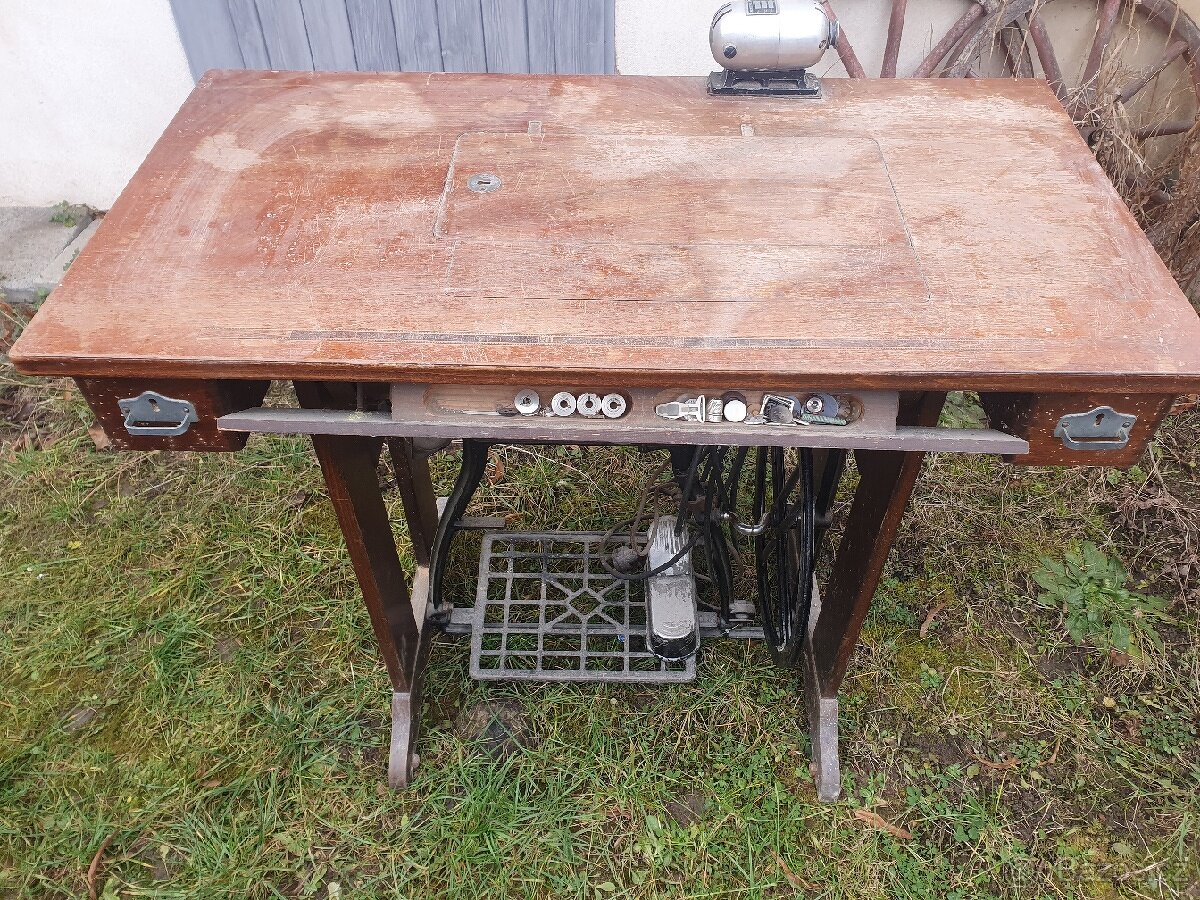 Historický šicí stroj zn. Lada - 3