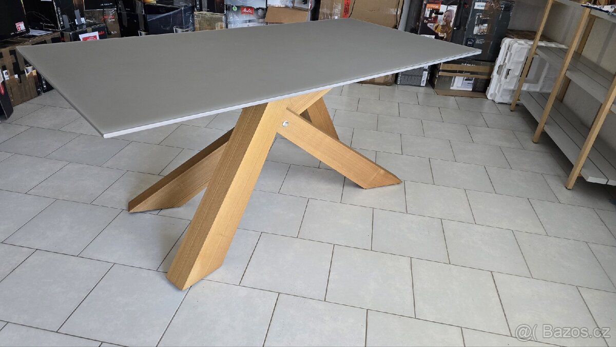Designový jídelní stůl / Původní cena 15 tis. - 3