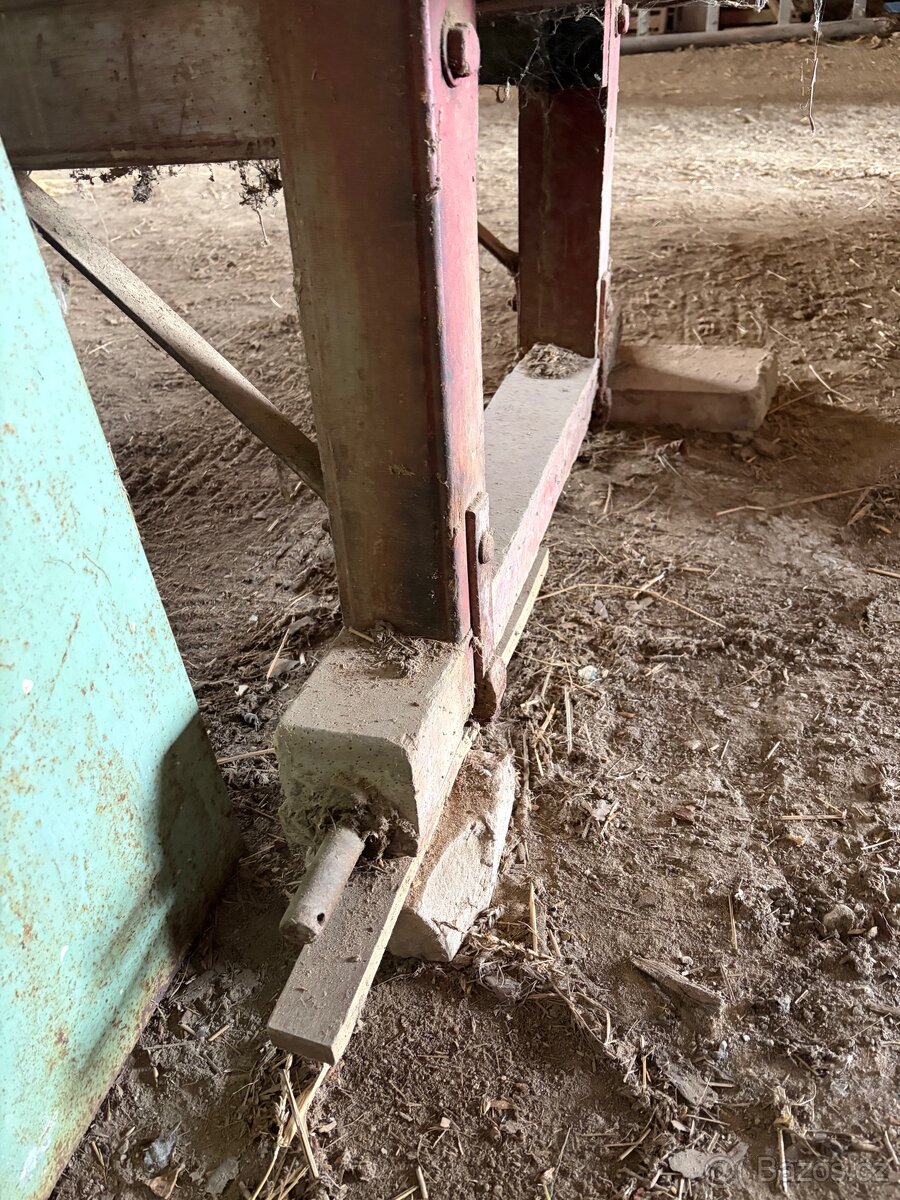 Starý zemědělský stroj – čistička / mlátička obilí - 3