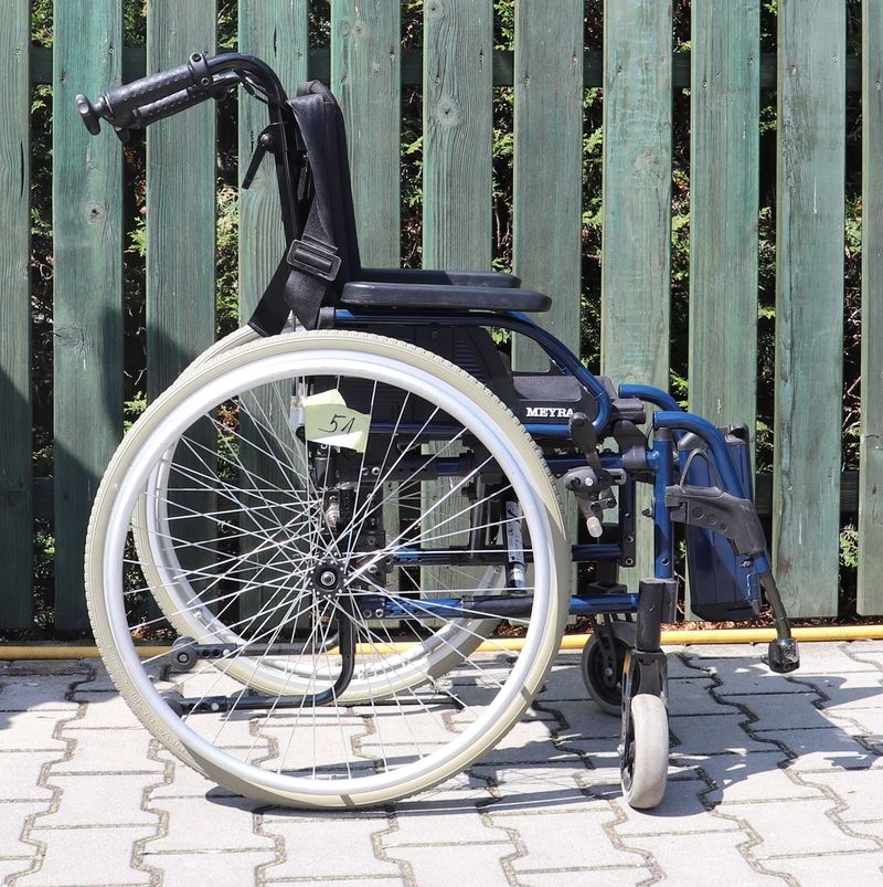 051-Mechanický invalidní vozík Meyra. - 3