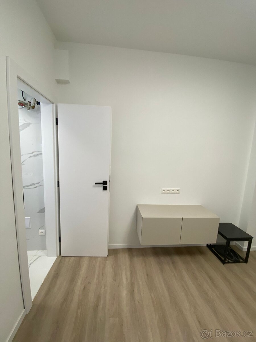 Pronajem bytu 1+kk 18,2 m² Ortenovo náměstí - Holešovice - 3