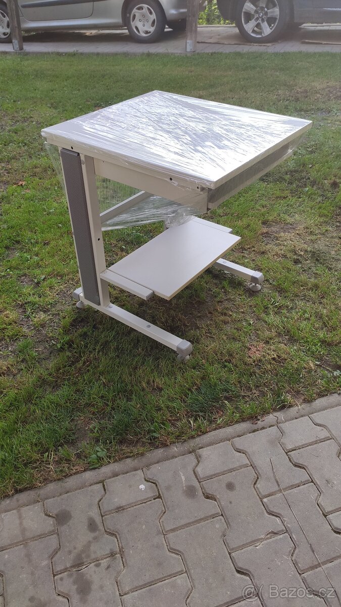 Prodám kancelářský kovový stolek na počítač - 3
