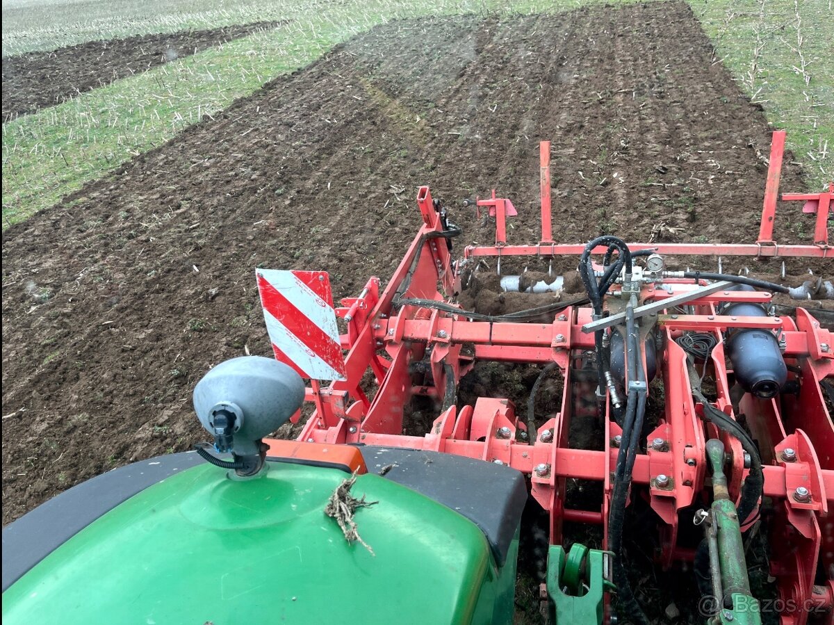 Dlátový pluh, John Deere 8120 - 3