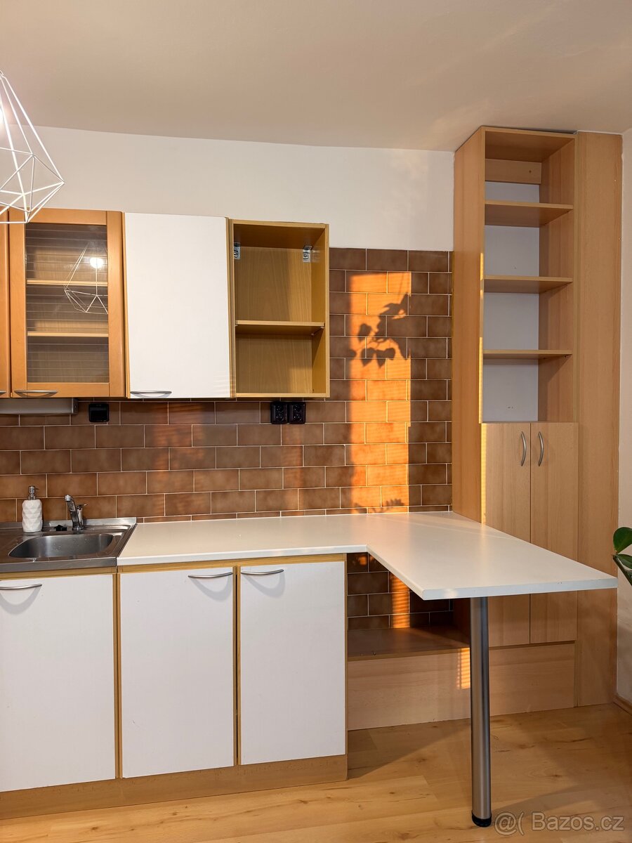 Kuchyňská linka – skvělý stav - 3
