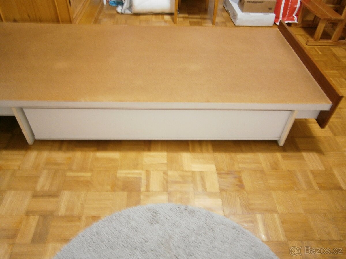 POSTEL A NOČNÍ STOLEK - 3