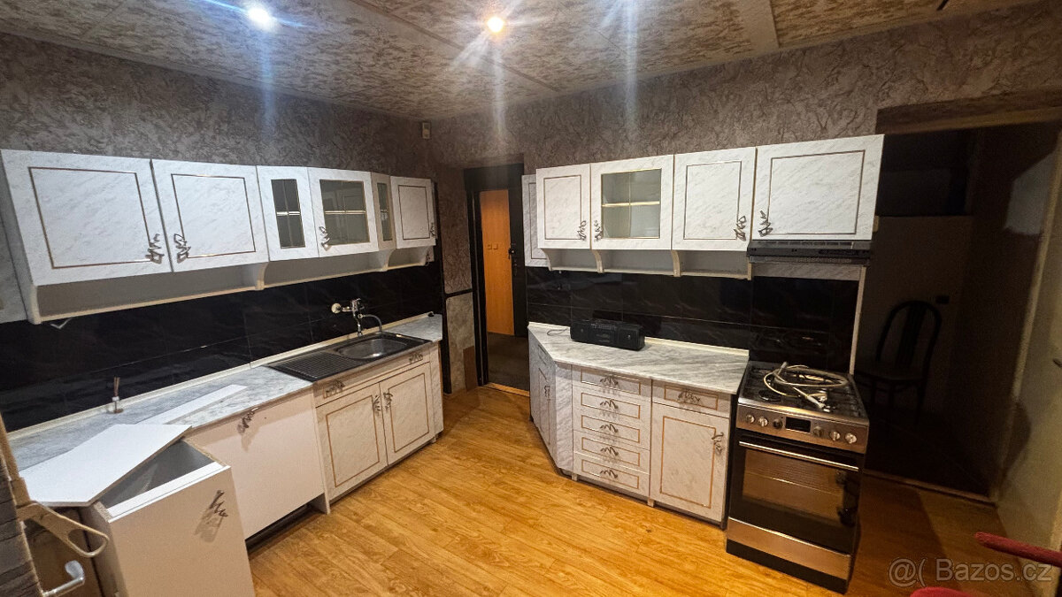 Kuchyňská linka v dekoru mramoru se dřezem a spotřebiči - 3