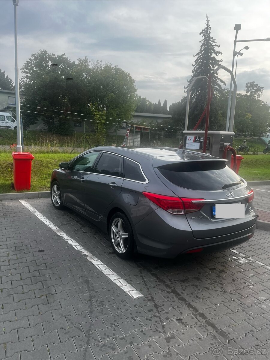 Hyundai i40 Premium 1.7 CRDi – plná výbava, 2 sady kol - 3