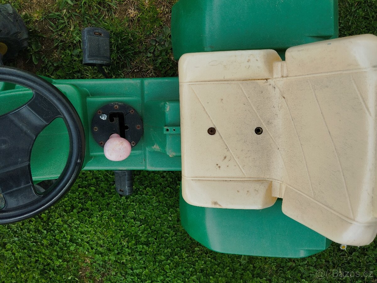 Šlapací traktor John Deere - 3