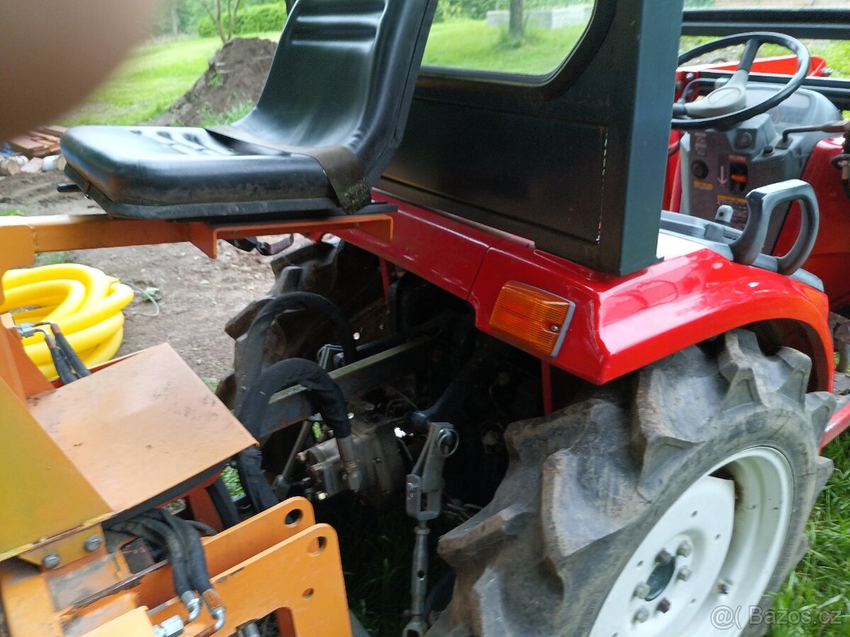 Malotraktor s čelním nakladačem a podkop - 3