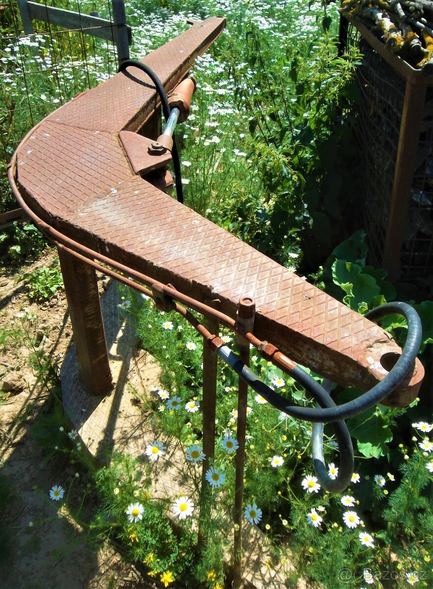 Čelní nakladač, výložník, hydraulické válce - 3