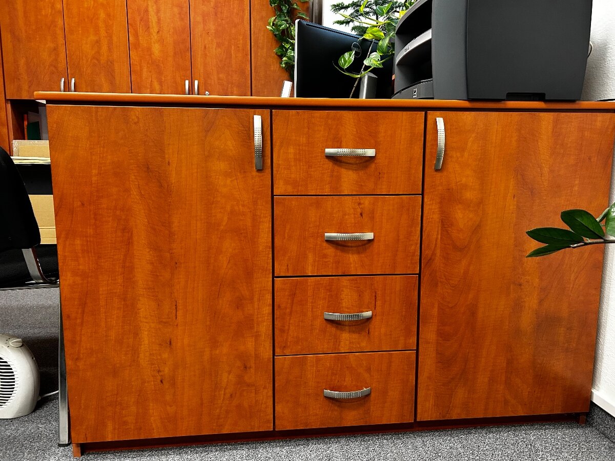 Kancelářský nábytek - kancelářské skříně, stoly, židličky - 3