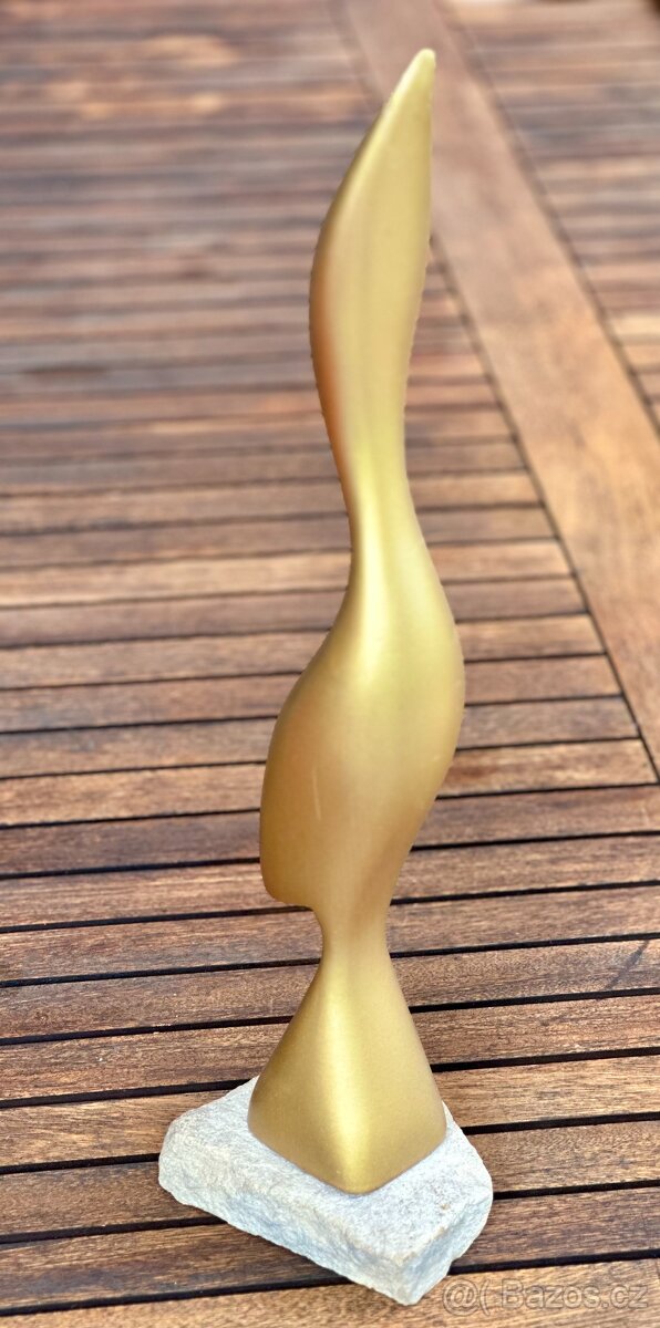 Soška skulptura zlatá volavka dřevěná na kameni TOP kousek - 3