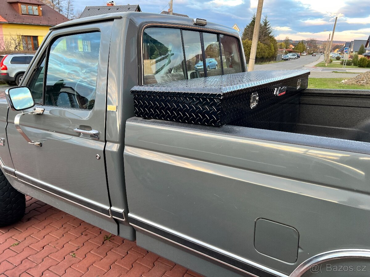 Ford F250 4x4 manuál benzin 7,5l