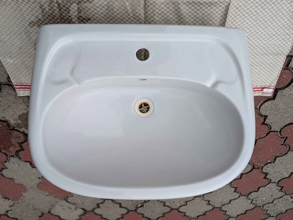 Bílé keramické umyvadlo - 3