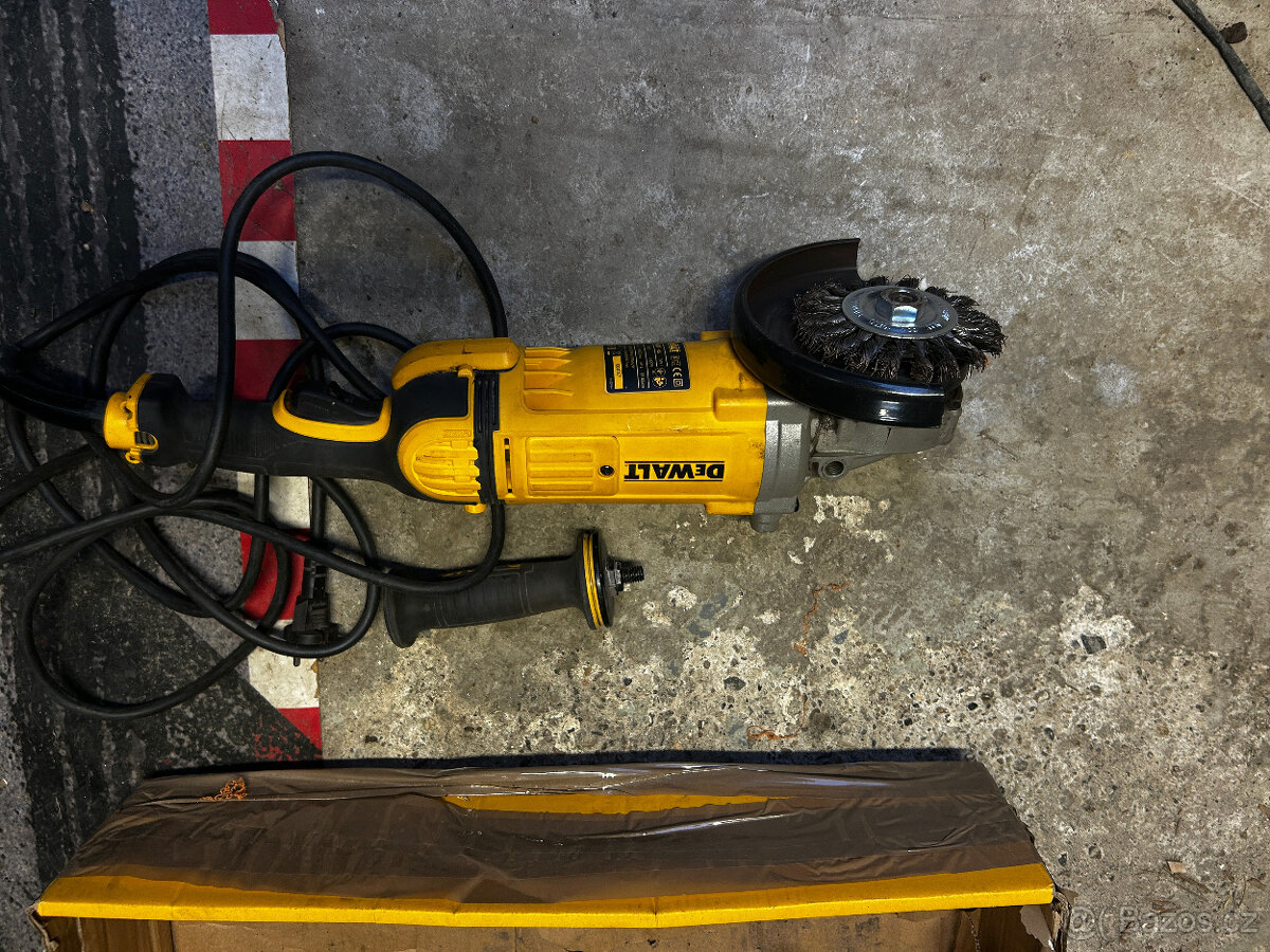 TÉMĚŘ NOVÁ Úhlová bruska 180mm DeWALT DWE4557 - 3