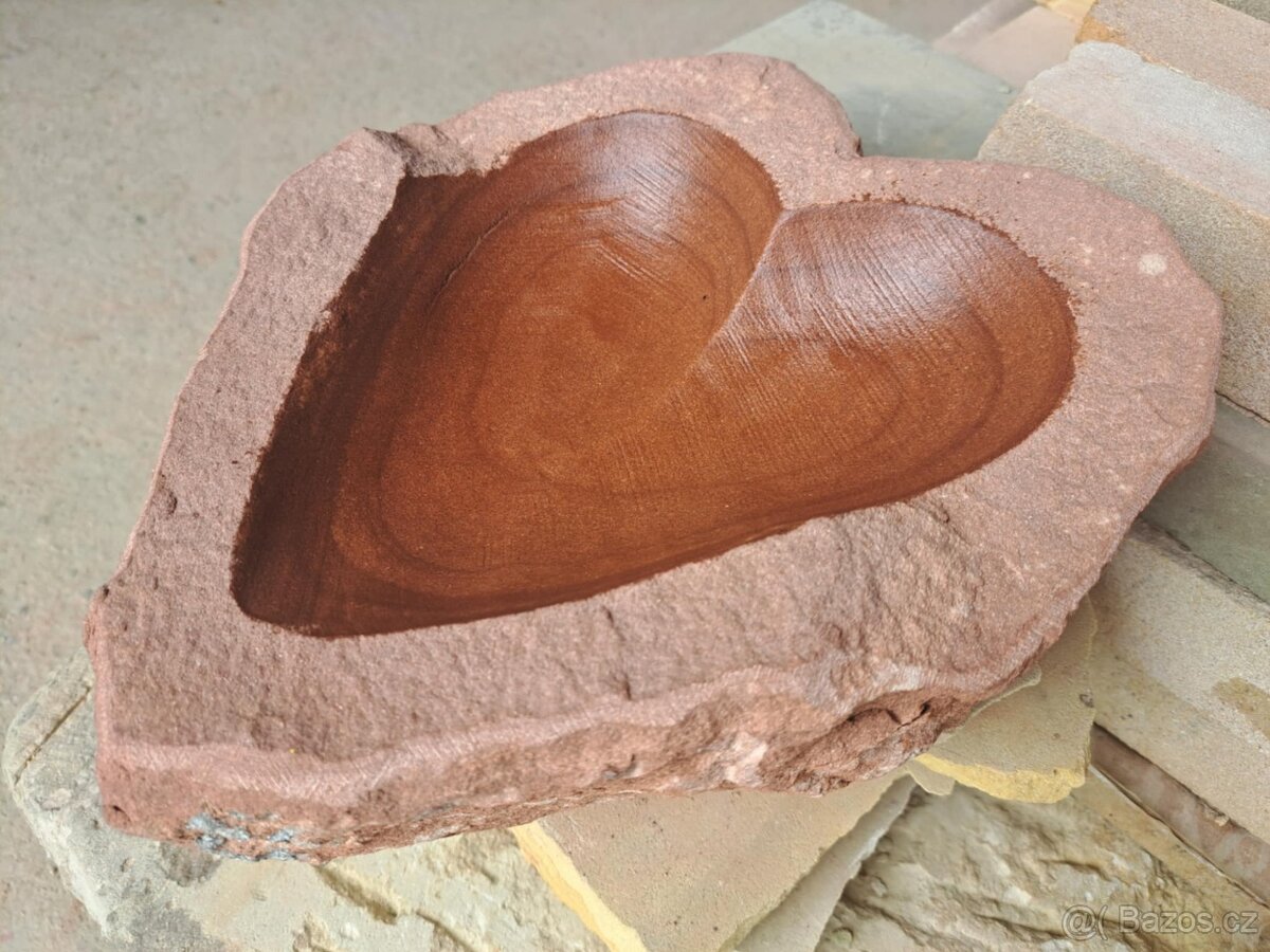Pítka ve tvaru srdce z červeného pískovce - 3