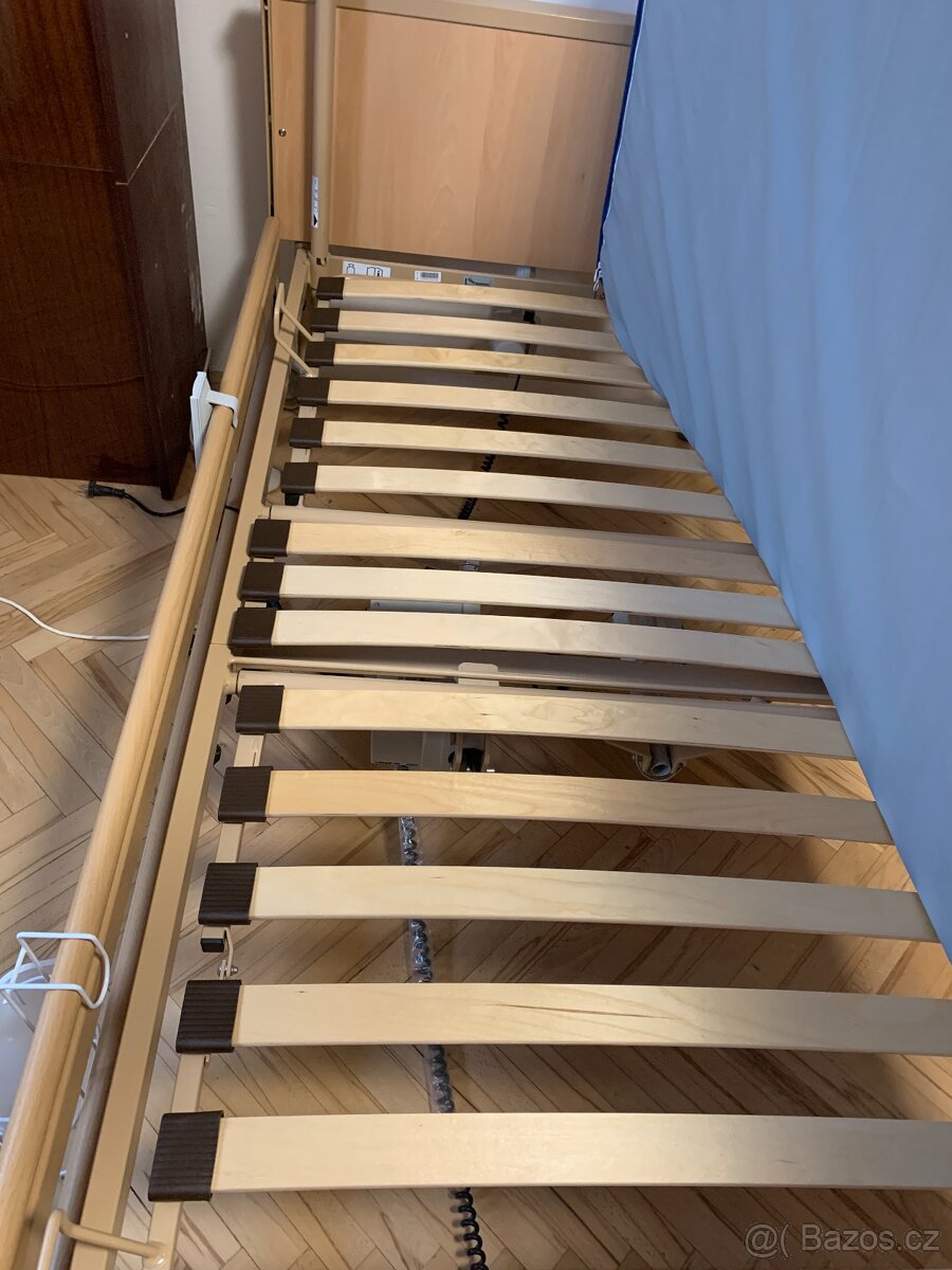 elektrická polohovací postel pro seniory a stolek - 3