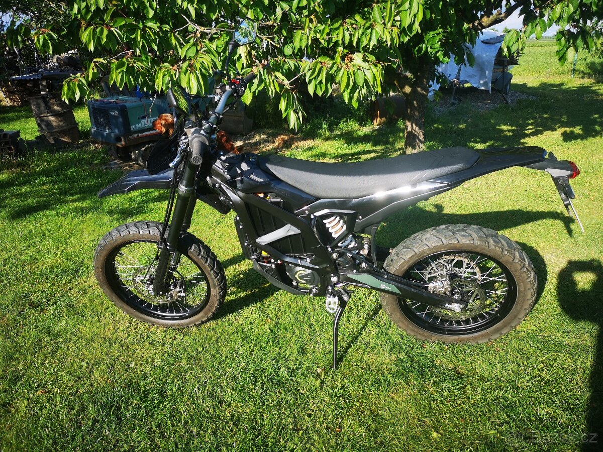 Sur-ron Ultra Bee 1756km, zánovní elektrické enduro.
