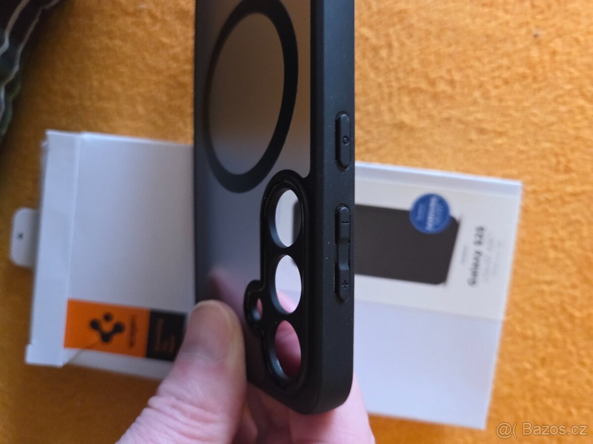 Kryt mobilu Spigen - 3