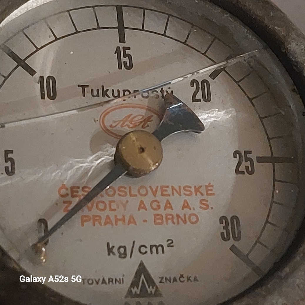 Mosazný manometr AGA - 3