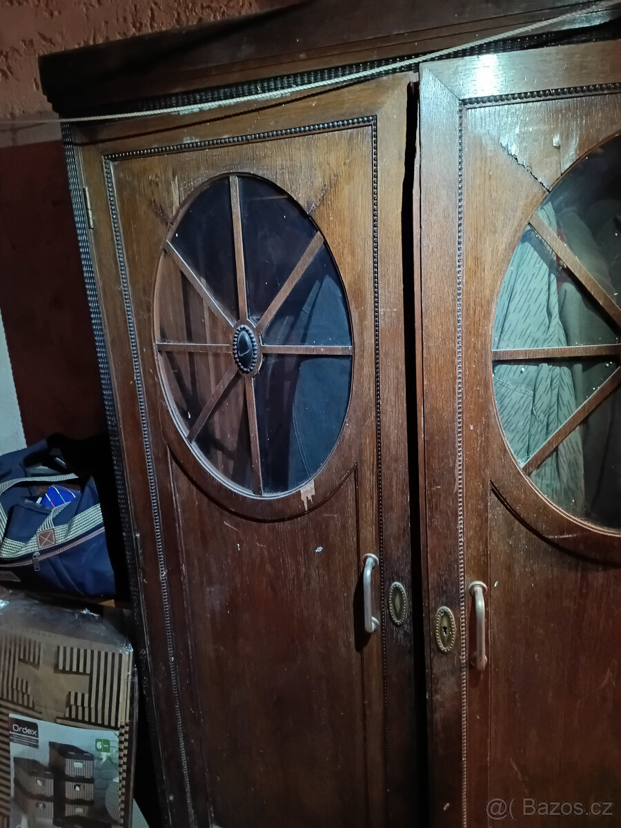 Starožitná skříň prosklená zdobená - 3