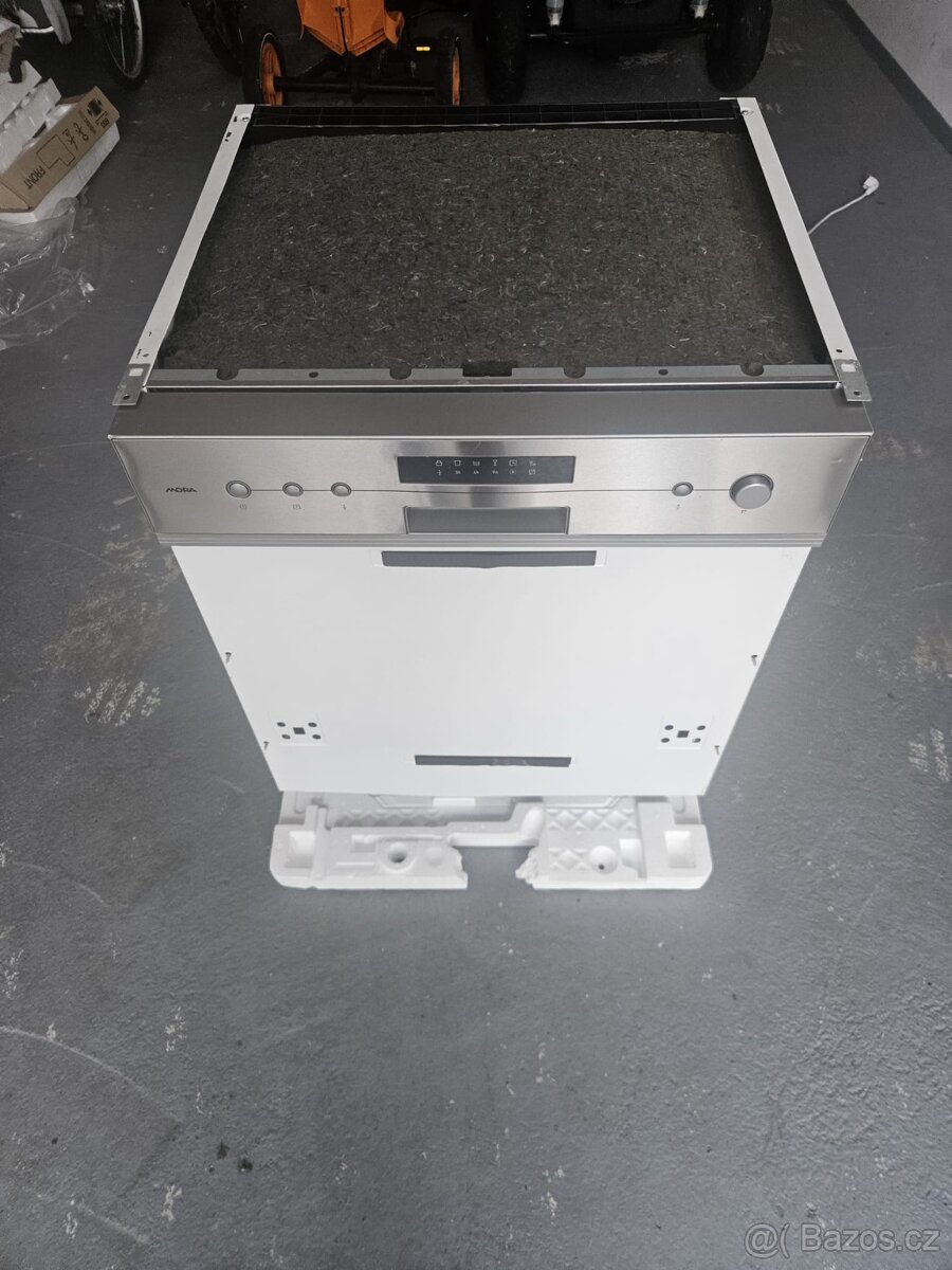 MORA Vestavná myčka s panelem - 3