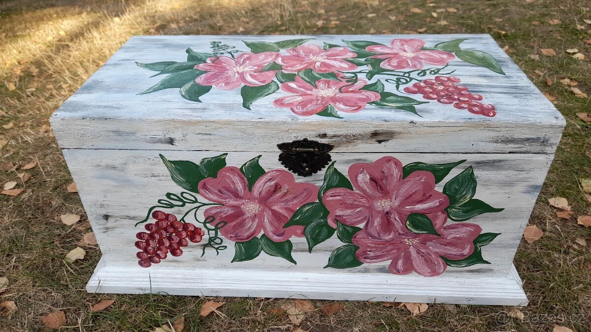 Stará dřevěná truhla s květy - 3